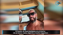 El fiestón de Jesé Rodríguez en el interior de un barco: copas, cigarros y mucho reggaeton.