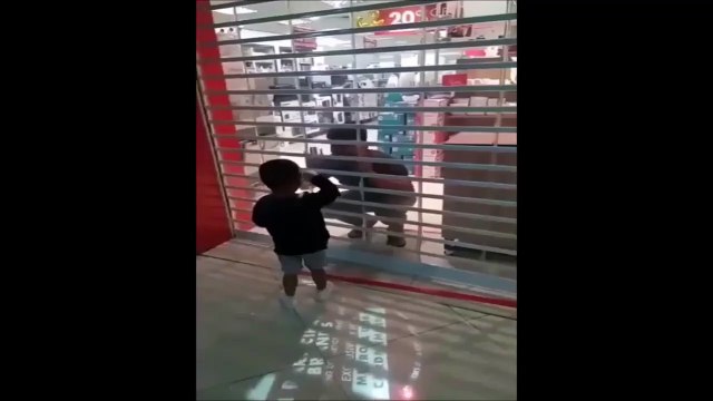 Ce papa fait croire à son fils qu'il est enfermé dans le magasin... blague cruelle