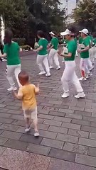 Ce gamin a définitivement sa place dans ce groupe de danseurs