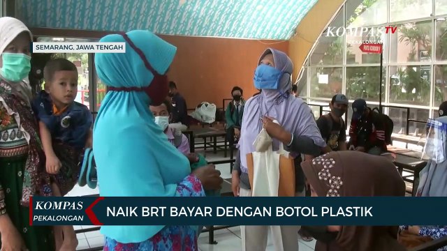 Naik BRT Bayar dengan Botol Plastik