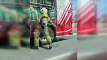 Bayrampaşa meyve sebze hali önünde bir otobüste bilinmeyen bir nedenden dolayı yangın çıktı . İtfaiye ekipleri yangına müdahale ediyor.