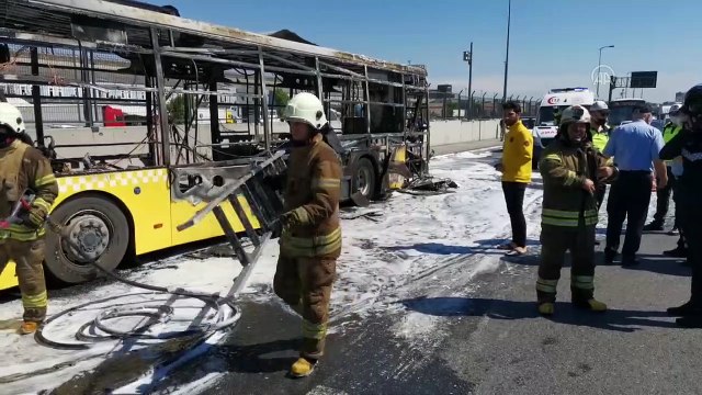 İSTANBUL - Bayrampaşa'da seyir halindeki İETT otobüsü yandı (2)