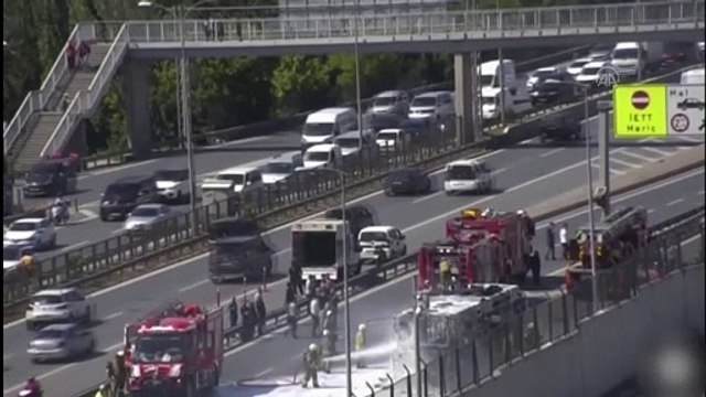 İSTANBUL - Bayrampaşa'da yanan İETT otobüsü söndürüldü