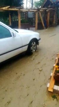 Yağmur sonrası göl ve dere taştı, restoran sular altında kaldı