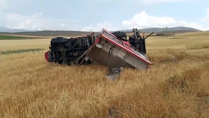ANKARA - İtfaiye aracı tarlaya devrildi: 3 yaralı