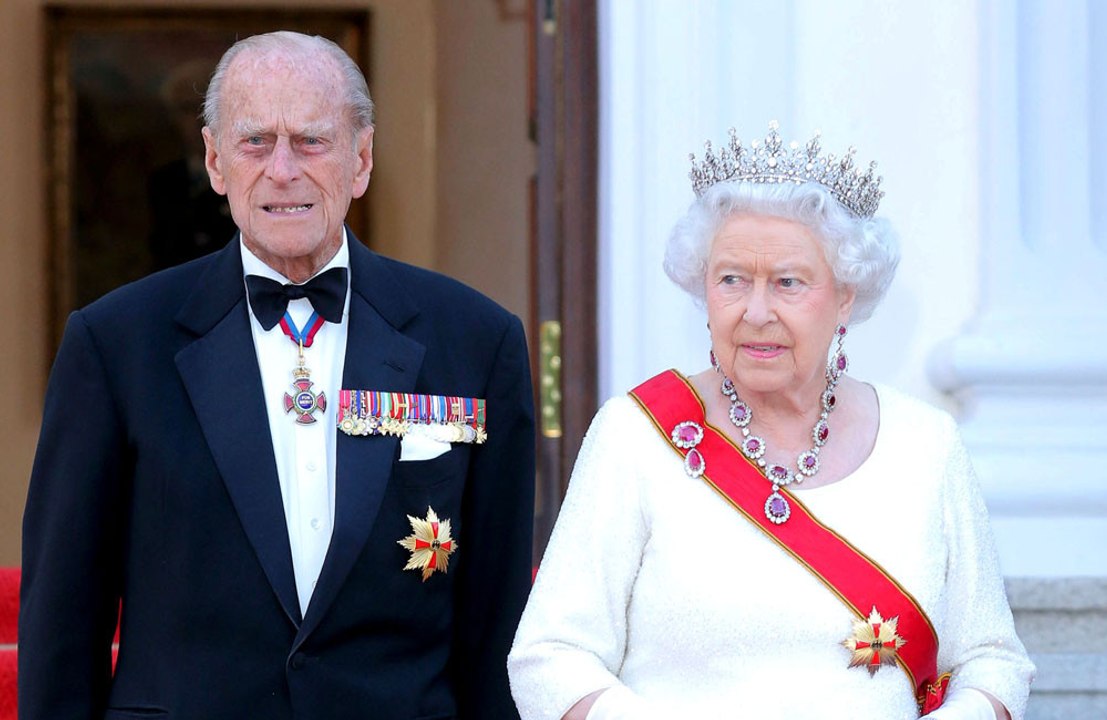 Isabel II rinde homenaje a su difunto marido plantando nuevas rosas en el castillo de Windsor