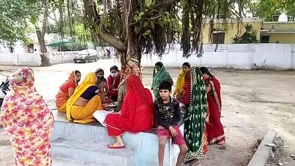 पति की दीर्घायु के लिए किया वट पूजन, परिक्रमा लगाई