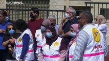 شاهد: احتجاج فلسطينيين من موظفي الصحة ضد إغلاق مقر لجان العمل الصحي في رام الله