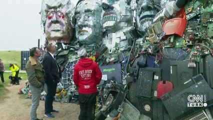 Dünya liderlerine çöpten heykel