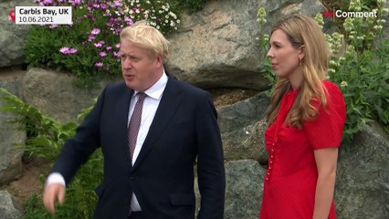 Video herunterladen: Boris Johnson greets Joe Biden in Cornwall ahead of G7 summit