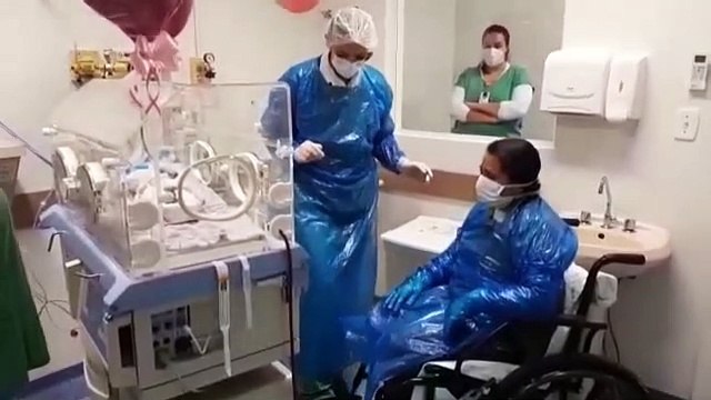 Mãe vai às lágrimas após deixar a UTI e conhecer a filha recém-nascida em SC