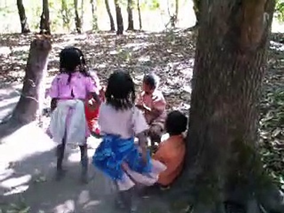 PICT8236 Madagascar 13 août 2006 Parc National Isalo chant accueil enfants CLIP en MP4