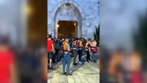 KUDÜS - İsrail polisi Şam Kapısı'nda akşam namazı kılan Filistinlilere saldırdı