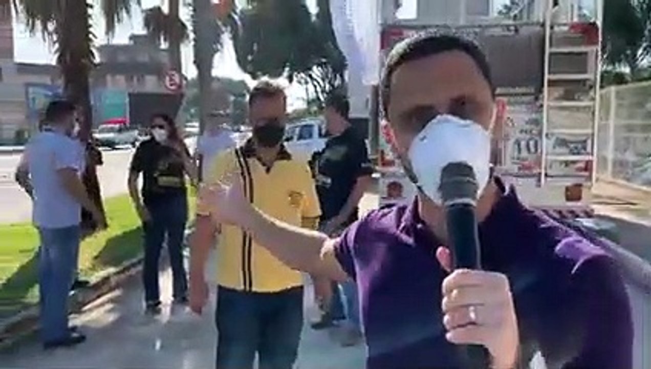 Prefeito de Divinópolis bate boca com sindicalista durante manifestação