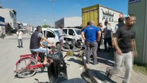 O anlar kamerada...Motosiklete aynı anda 2 araç çarptı: 3 yaralı