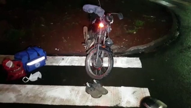 Casal fica ferido ao cair de moto na Avenida Piquiri, no Bairro São Cristóvão
