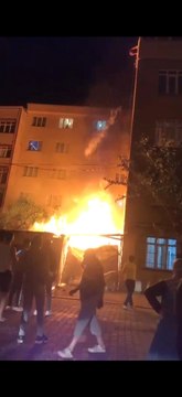 Esenyurt'ta iki bina arasındaki hurda deposu alev alev yandı: Kovalarla müdahale ettiler