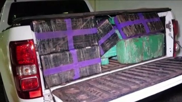 Envolvidos em grande apreensão de drogas são levados à Polícia Federal de Cascavel; Oficial da PM detalha a ocorrência