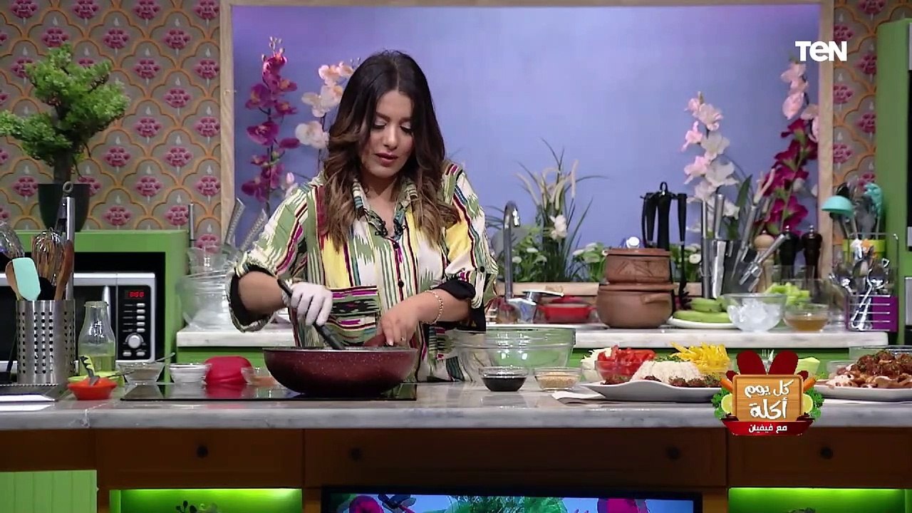 كل يوم أكلة | طريقة عمل طاجن سجق بدبس الرمان والسمسم مع الشيف فيفيان