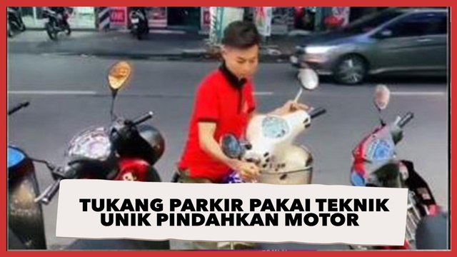 Viral Tukang Parkir Pakai Teknik Unik Pindahkan Motor, 'Lulusan S3 Perparkiran'