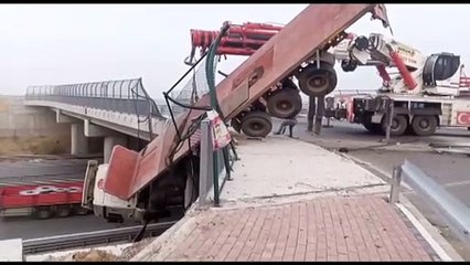 KOCAELİ - Yoldan çıkarak viyadükte askıda kalan tırın sürücüsü yaralandı