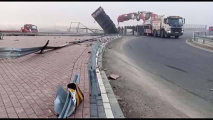 Yoldan çıkarak viyadükte askıda kalan tırın sürücüsü yaralandı