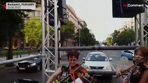 فيديو: أوركسترا بودابست الشهيرة تؤدي معزوفات على شاحنة تسير فوق الدانوب