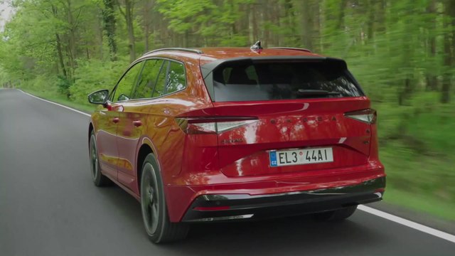 ŠKODA ENYAQ SPORTLINE iV in Velvet Red Driving Video