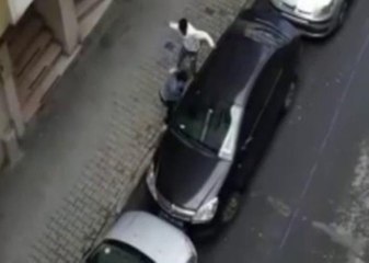 Hamile karısını sokak ortasında dövdü