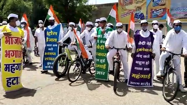 पेट्रोल- डीजल मूल्यवृद्धि के विरोध में कांग्रेस ने घेरे पेट्रोल पंप, जताया आक्रोश