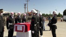 MARDİN - Silah kazası sonucu şehit olan askerin naaşı memleketine uğurlandı