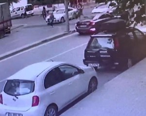 ESENYURT'TA EKMEK ALMAYA GİDEN KADIN, SOKAK KÖPEKLERİNİN SALDIRISINA UĞRADI
