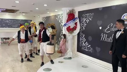 İTFAİYECİNİN NİKAHINA ARKADAŞLARINDAN 'TULUMBACILAR' SÜRPRİZİ