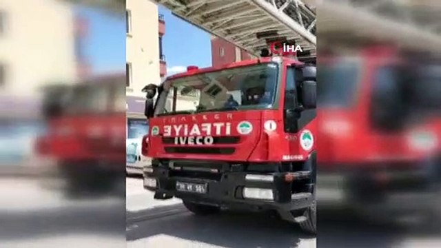 İplere dolanan kırlangıç itfaiye ekipleri tarafından kurtarıldı