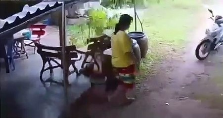 ชุมพร-จับแล้ว สาวตระเวนเก็บค่าถ่ายน้ำมันเครื่อง