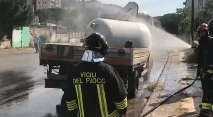 Descargar video: Palermo - Gas fuoriesce da cisterna Gpl ribaltata: intervengono Vigili del Fuoco (11.06.21)