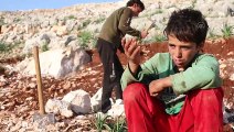 İDLİB - İdlibli küçük İbrahim, ağabeyiyle taş kırarak ailesini geçindirmeye çalışıyor (1)