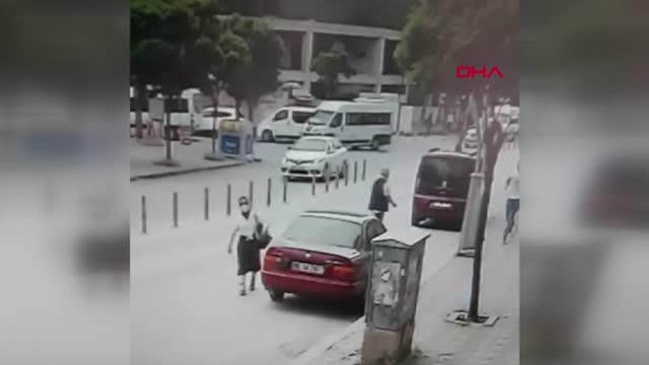 ÖNCE DİREĞE TEKME ATTI, SONRA TEKME ATARAK TELEFON PANOSUNU DEVİRDİ