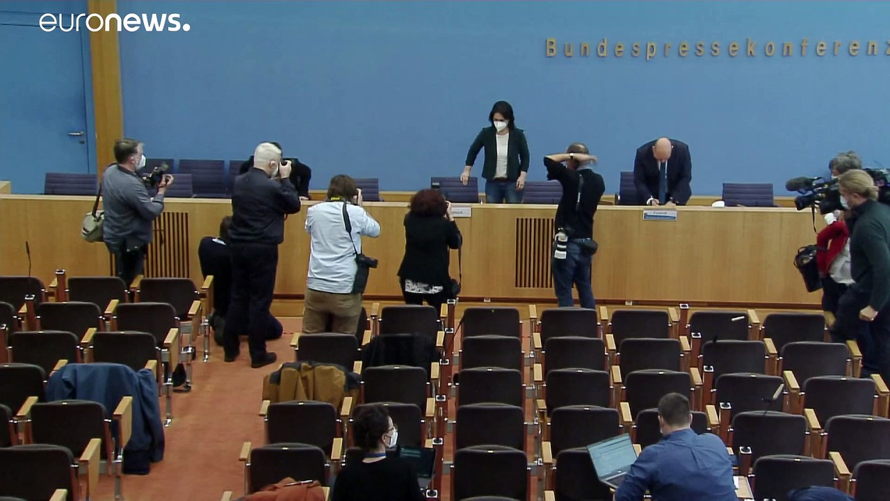 Jetzt auch fiese Werbung: Warum der Absturz von Annalena Baerbock (40)?