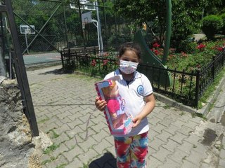 CUMHURBAŞKANI ERDOĞAN ÇOCUKLARA OYUNCAK DAĞITTI