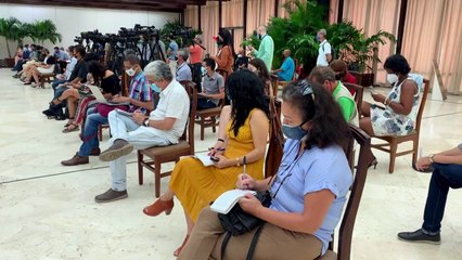 Cuba suspende depósitos em dólar