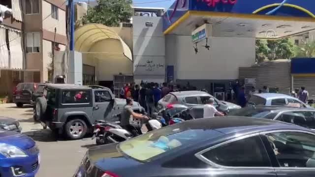 Ekonomik krizdeki Lübnan'da sürücüler, benzin için uzun kuyruklar oluşturdu