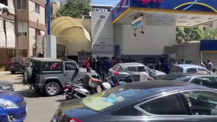 Ekonomik krizdeki Lübnan'da sürücüler, benzin için uzun kuyruklar oluşturdu