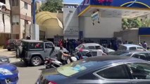 Ekonomik krizdeki Lübnan'da sürücüler, benzin için uzun kuyruklar oluşturdu