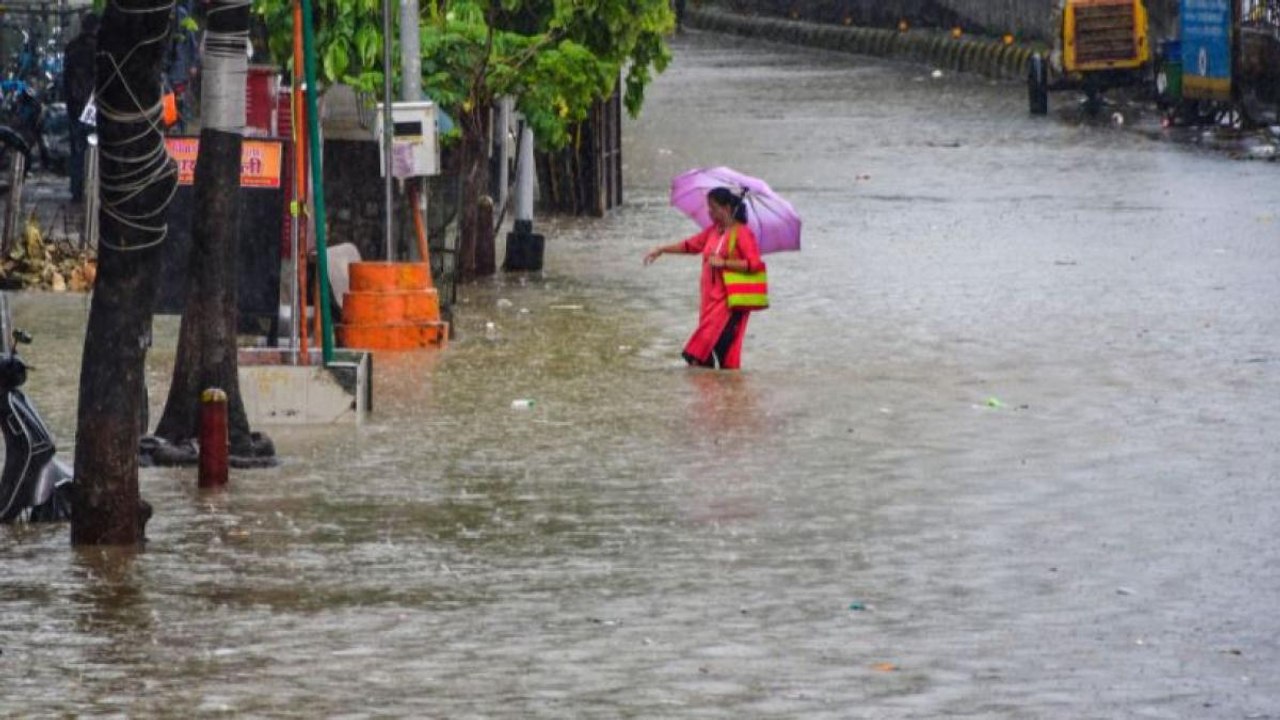 Torrential rain lashes Mumbai, IMD issues orange alert