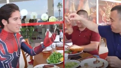 "Süper kahraman" misyonunu anlatmaya çalıştı, pirzolaya doyamayan vatandaşın yanıtı kırdı geçirdi