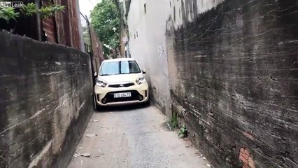 Il prend un raccourci en voiture... ça passe pas