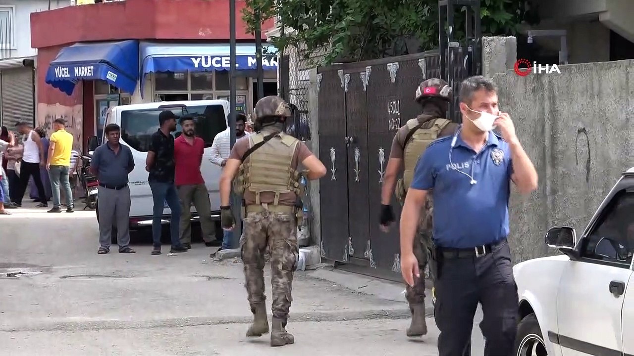 Sıcak anlar kamerada...Linç edilmekten polis havaya ateş açarak kurtardı