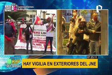 Seguidores de Perú Libre realizan vigilia en exteriores del JNE incumpliendo toque de queda