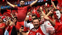 İtalya maçı öncesi Türk taraftarlar, Roma sokaklarını tezahüratlar ve marşlarla inletti